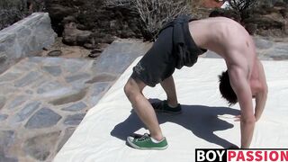 Flexible twink ends up jerking off after erotic stretching
