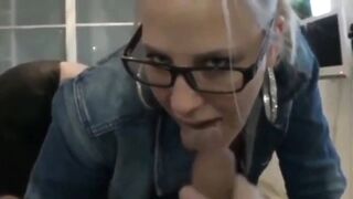 Meine Stiefschwester wichst mich