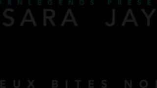 Sara Jay se fait éclater par deux grosses queues noires.