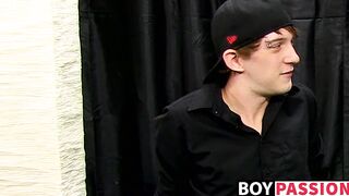 Twink ends up receiving messy facial after hard analpounding