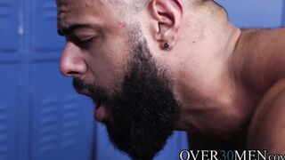 Sweaty gay Cesar Rossi finishes his workout with a barebacking at the locker room
