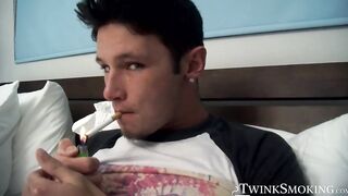 Sexy twink Damon Archer strokes his cock and fingers his hungry ass in the room fille