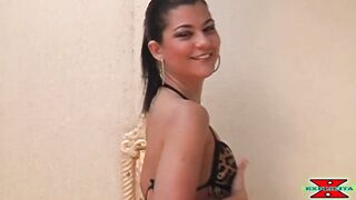 Garota de Bunda Grande Lambuzada de Óleo Fodendo Molhadinha e