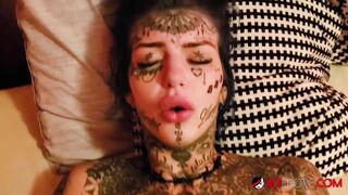 Tattooed up Bombshell Amber Luke craves a long penis