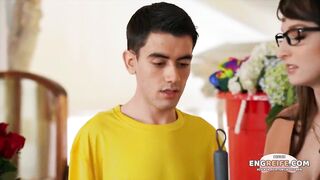 HeiSSe milf von Young Long Cock gefickt
