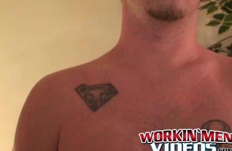Inked middle aged amateur guy cums on a plate after jerking