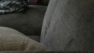 Heiager Sofa-Fick mit den besten Freunden