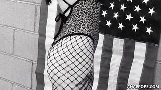 Tattoed skank gaped herself into an avarage day