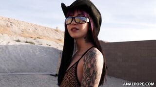 Tattoed skank gaped herself into an avarage day