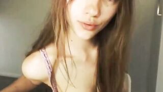 Camgirl bumst sich selbst