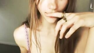 Camgirl bumst sich selbst