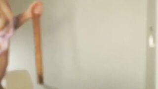 Camgirl bumst sich selbst