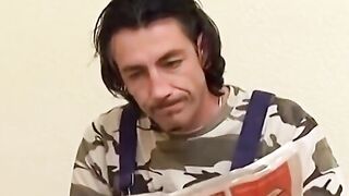 Maler vaagelt seine laastige Kundin