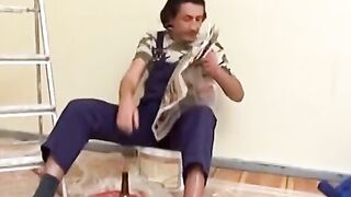 Maler vaagelt seine laastige Kundin