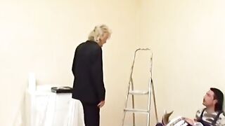 Maler vaagelt seine laastige Kundin