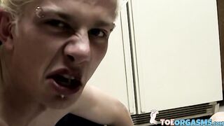 Straight guys Evan Heinze and Ian Madrox put on a little sexy foot show