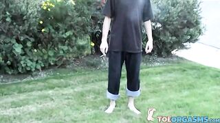 Straight guys Evan Heinze and Ian Madrox put on a little sexy foot show