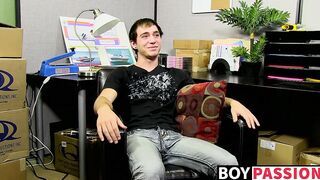 Amateur homo Kevin Grover shows off assets before wank off