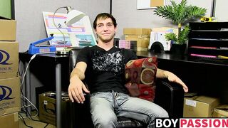 Amateur homo Kevin Grover shows off assets before wank off