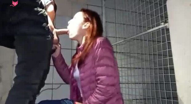 Bumsen in einer dunklen Ecke