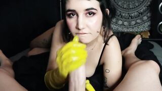 Kleines Biest mit gelben Gummihandschuhen