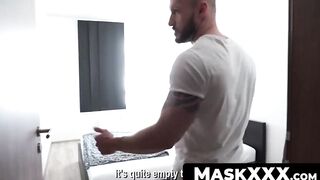 MaskXXX.com - Tattooed muscle guy David Boss's jacking it well until cumshot