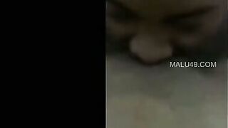 Hot Indian mall Shows Her Sexy Figure