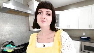 Mutter Geschenk vor dem Senden von Stiefsohn zum College