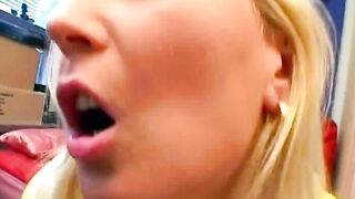 Faer eine Lehre laasst sich Tina im Baero poppen
