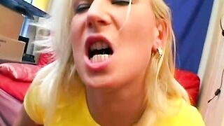 Faer eine Lehre laasst sich Tina im Baero poppen