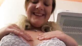 Junges Ding treibt es auf der Spaelmaschine