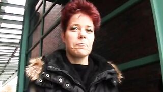 Rothaarige Gabi macht es faer ein Taschengeld