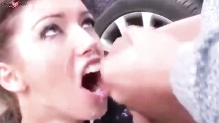Versaute MILFs vollgesaut