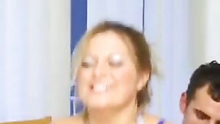Maler bumst geile Hausfrau zu Hause