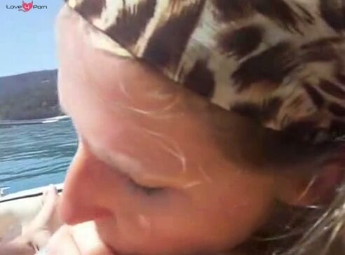 Prallbusige Freundin treibt es mit mir am Boot