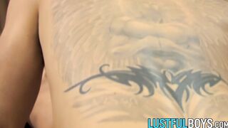 Young boy Jordan Ashton takes a big messy facial from a daddy