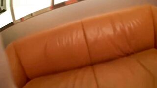 Reife Asiatin laasst sich fremd poppen