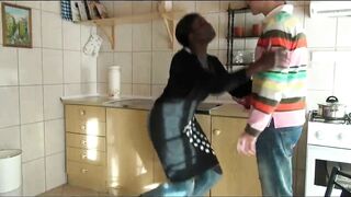 Schwarzes Dienstmädchen befriedigt ihren deutschen Chef