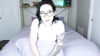 Jeune se frotte contre le coussin et met un gode