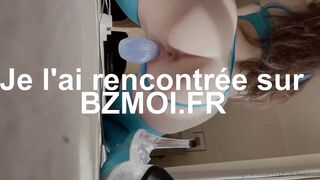 Amatuer girl avec collants bleus se masturbe