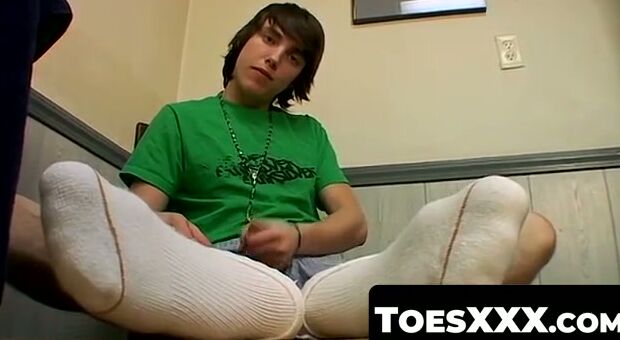 ToesXXX.com - Handsome jock's forceful cum load ejaculation into his feet