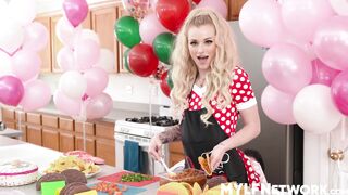Adorable blonde  milf Hyley Winters is orally pleasured and fucked in live show