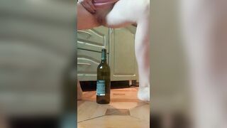 Cutie Beauty masturbates