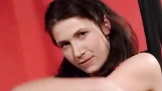 Akrobatischer Analsex mit einer brünetten deutschen Amateurin
