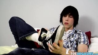 Stunning Tyler Bolt plays with his naked feet and sucking his toes