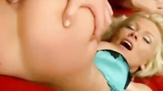 Deutsche MILF mit großer Klitoris wird hart in den Arsch gebohrt