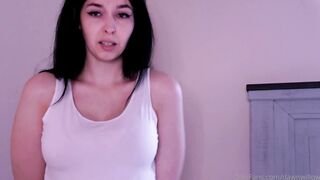 Elle aime etre vue en train de se toucher la chatte ouverte_