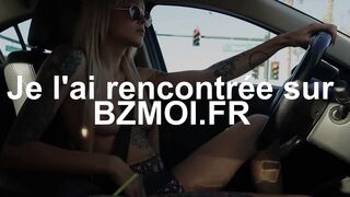 Topless dans sa voiture en train de demander son chemin