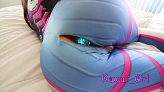 Brune en cosplay chevauche un gros gode avec un plug dans le cul