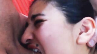 Elle aime pas trop la bite cette nana